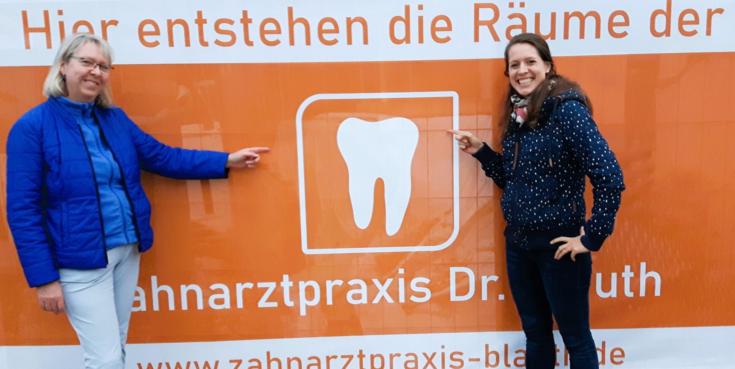 Die Zahnärztinnen Dr. Steffi Blauth und Dr. Kathrin Becker im Rahmen des Praxisneubaus